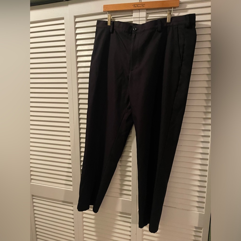 Izod Golf Men's Black Relaxed Fit Pants Size 38/30 No Iron Stretch Worn Once
